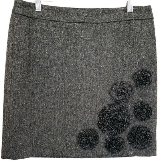 LOFT Lined Wool Blend gray& white tweed flower accent skirt size 6. - Picture 1 of 5